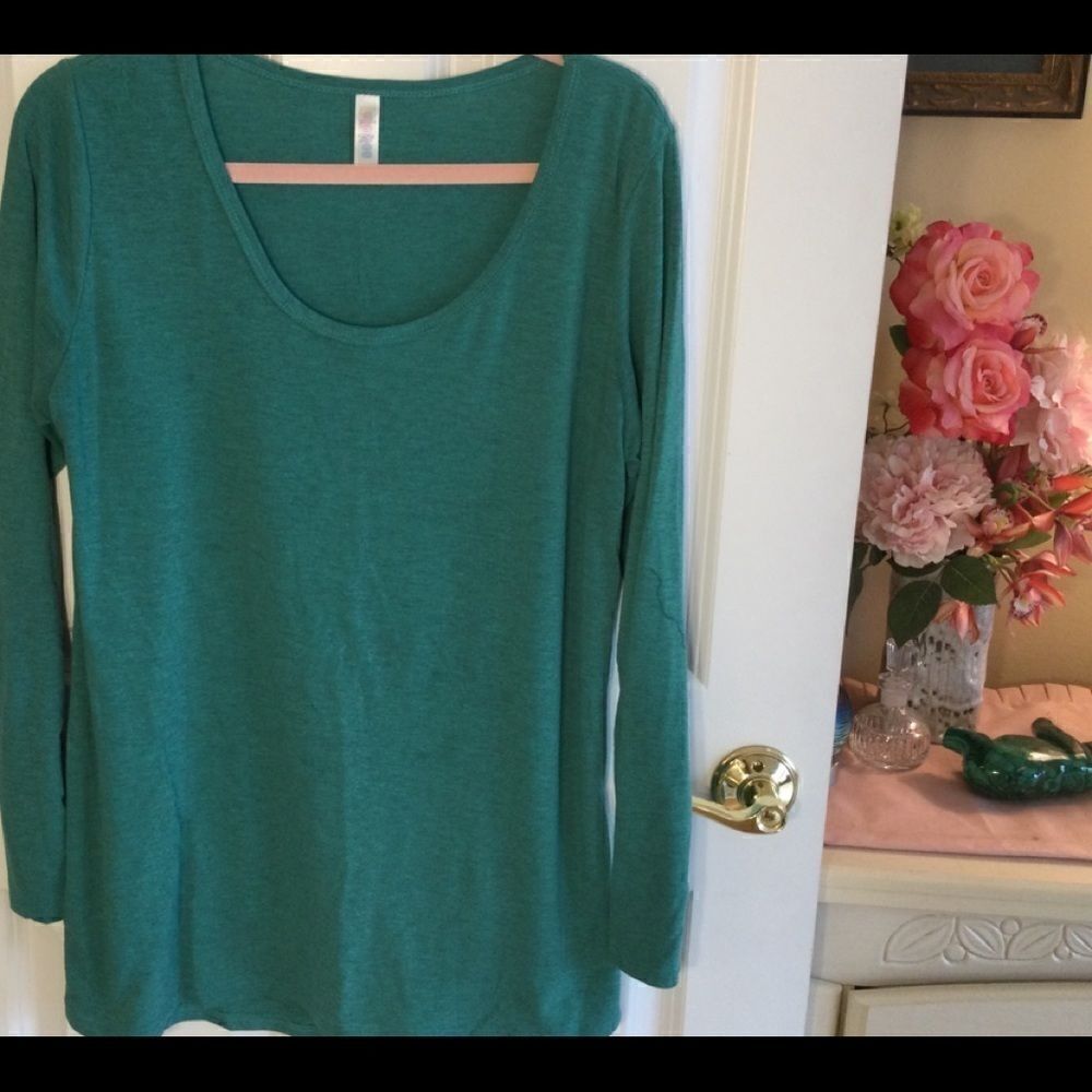 NWOT. LuLaRoe Women’s L  L/S Tunic Green